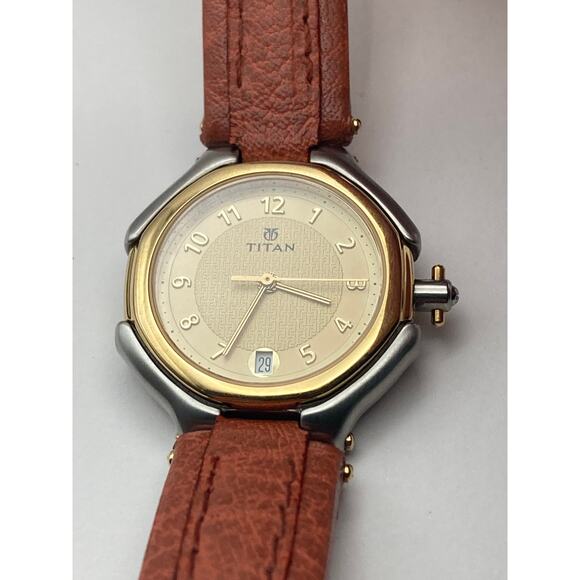 Titan Women's Quartz 28mm Watch -  E 193 India-New Battery - Adjustable Band WR - Picture 2 of 10